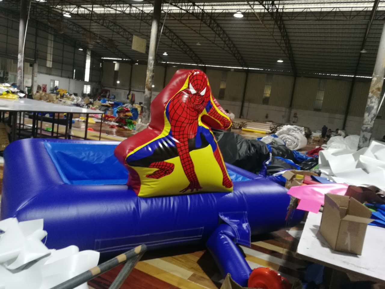 Piscine Spiderman avec 4 Sacs de Balles