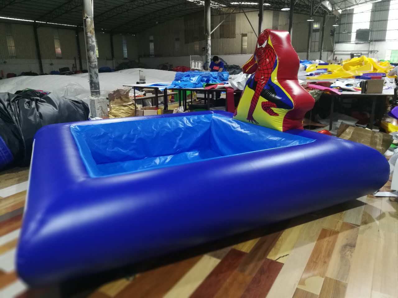 Piscine Spiderman avec 4 Sacs de Balles