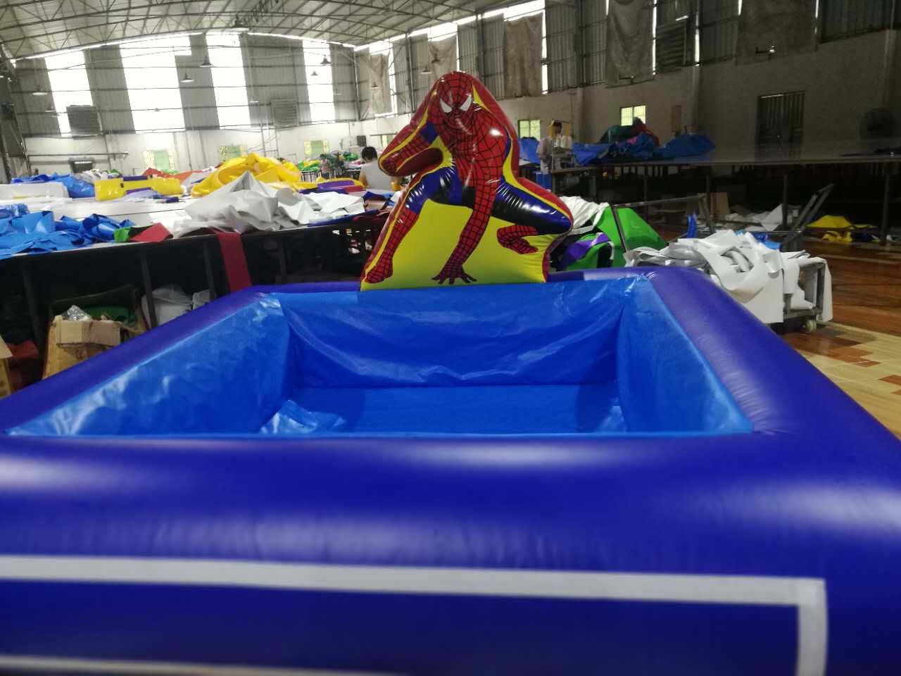 Piscine Spiderman avec 4 Sacs de Balles